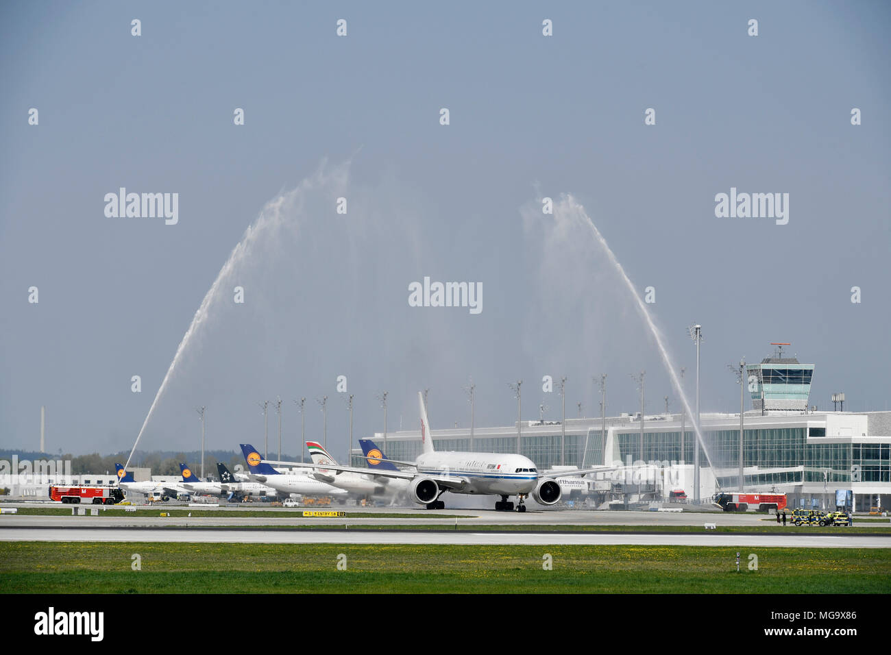 Erster Flug, Wassertaufe, Air China, China Airways, B777-300ER, B777, 300, Flugzeuge, Flugzeug, Flugzeug, Flughafen München, München, Deutschland, Stockfoto