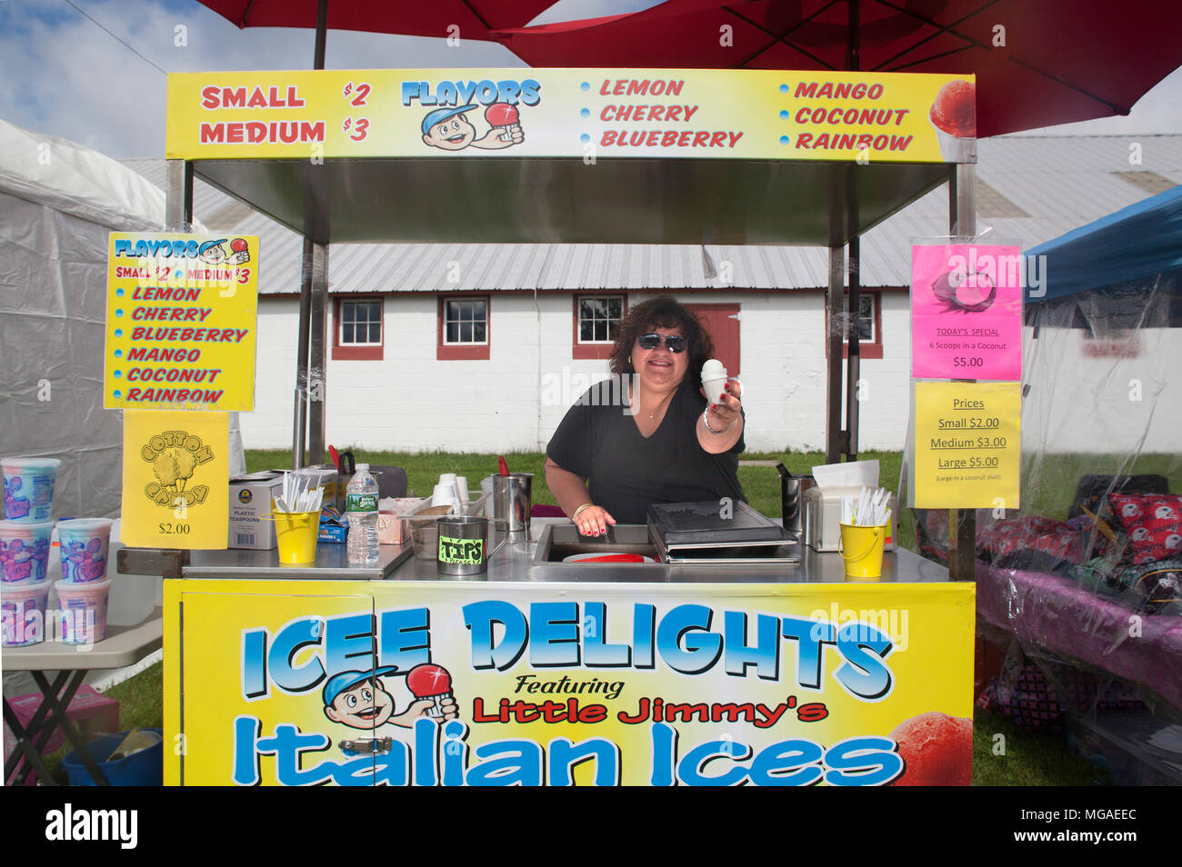 Porträt von einem kleinen Geschäft Inhaber eines italienischen Eis essen Warenkorb Ihr Produkt gut bei einer Food Festival Stockfoto