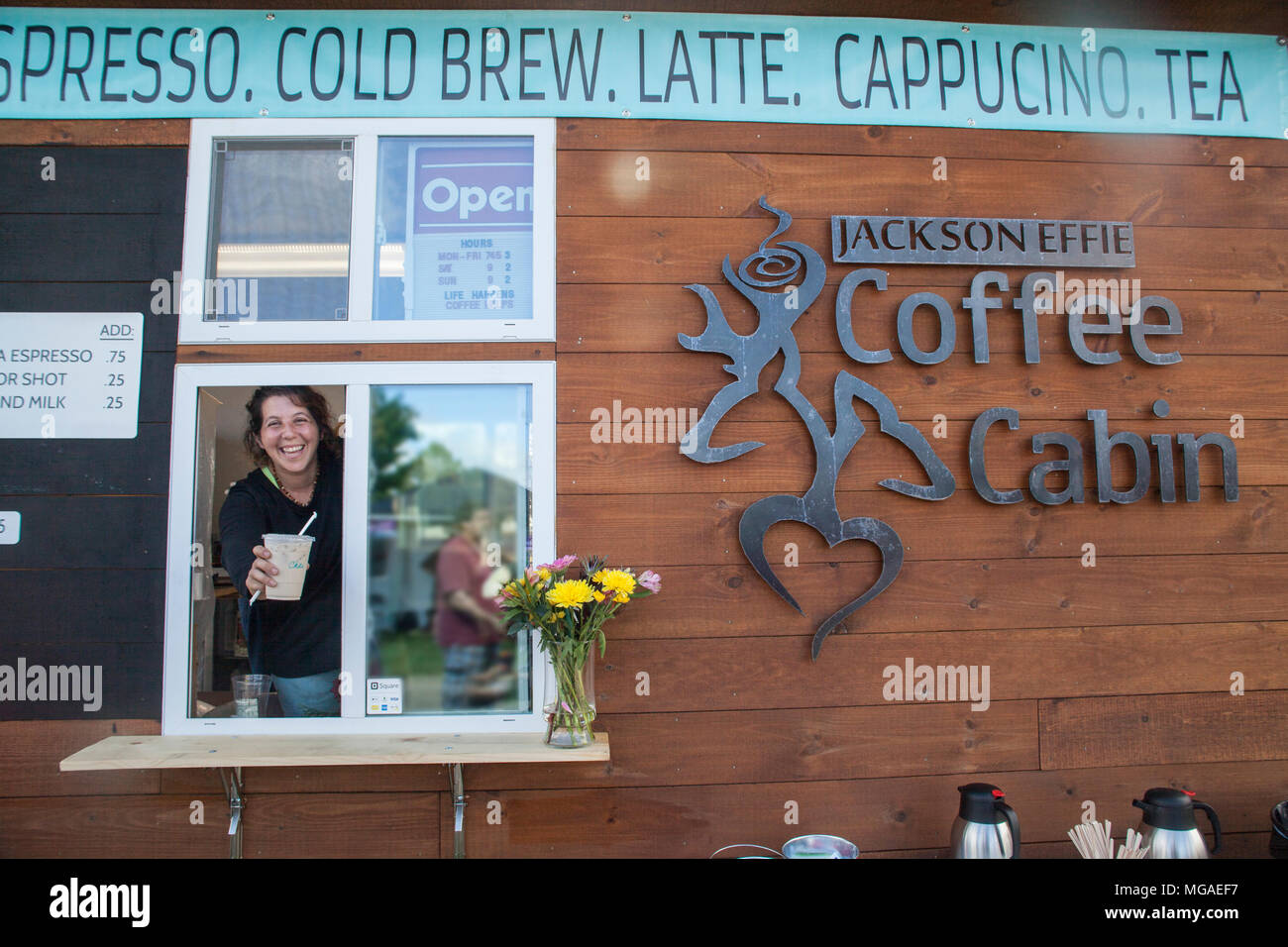 Portrait einer weiblichen Besitzer von Kaffee Vending essen Lkw kleine businessat ein Food Festival Stockfoto