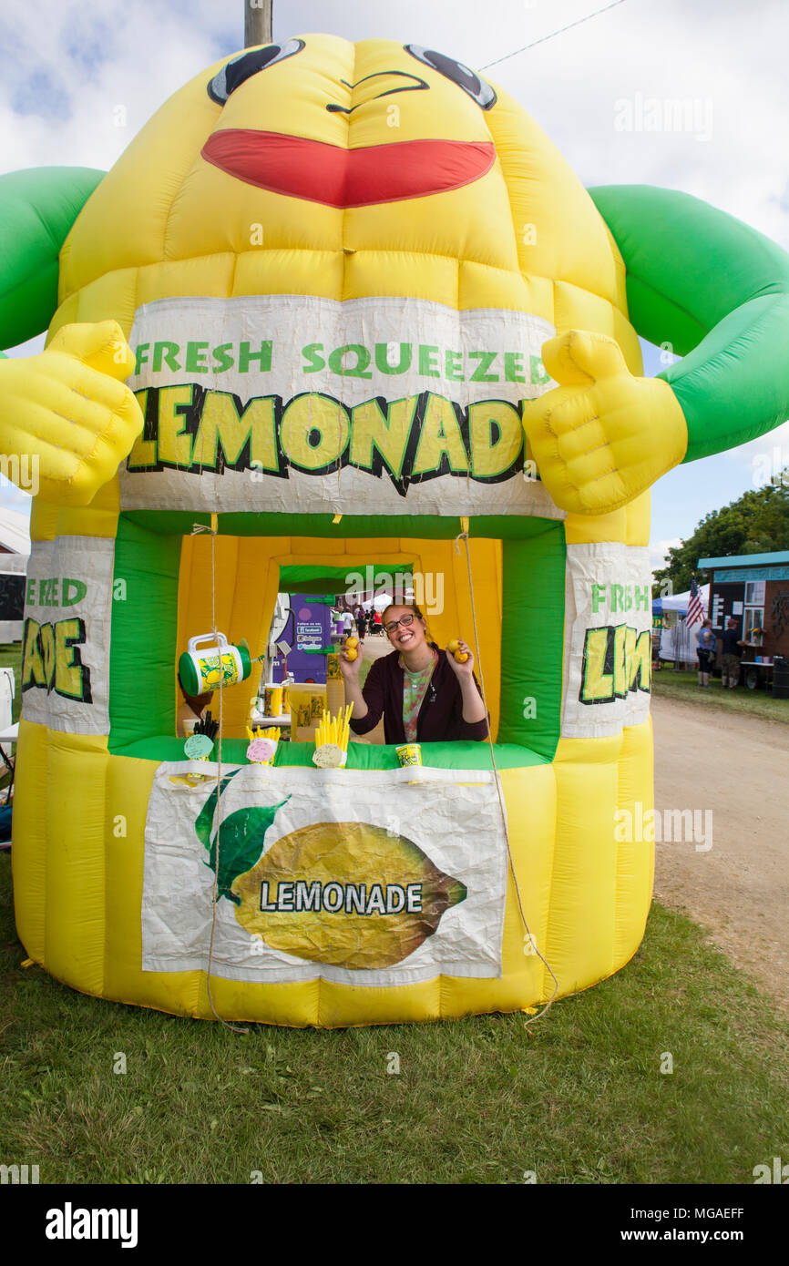 Porträt eines kleinen Unternehmens Mitarbeiter arbeiten in einem aufblasbaren Limonade Stand an einem Food Festival Stockfoto