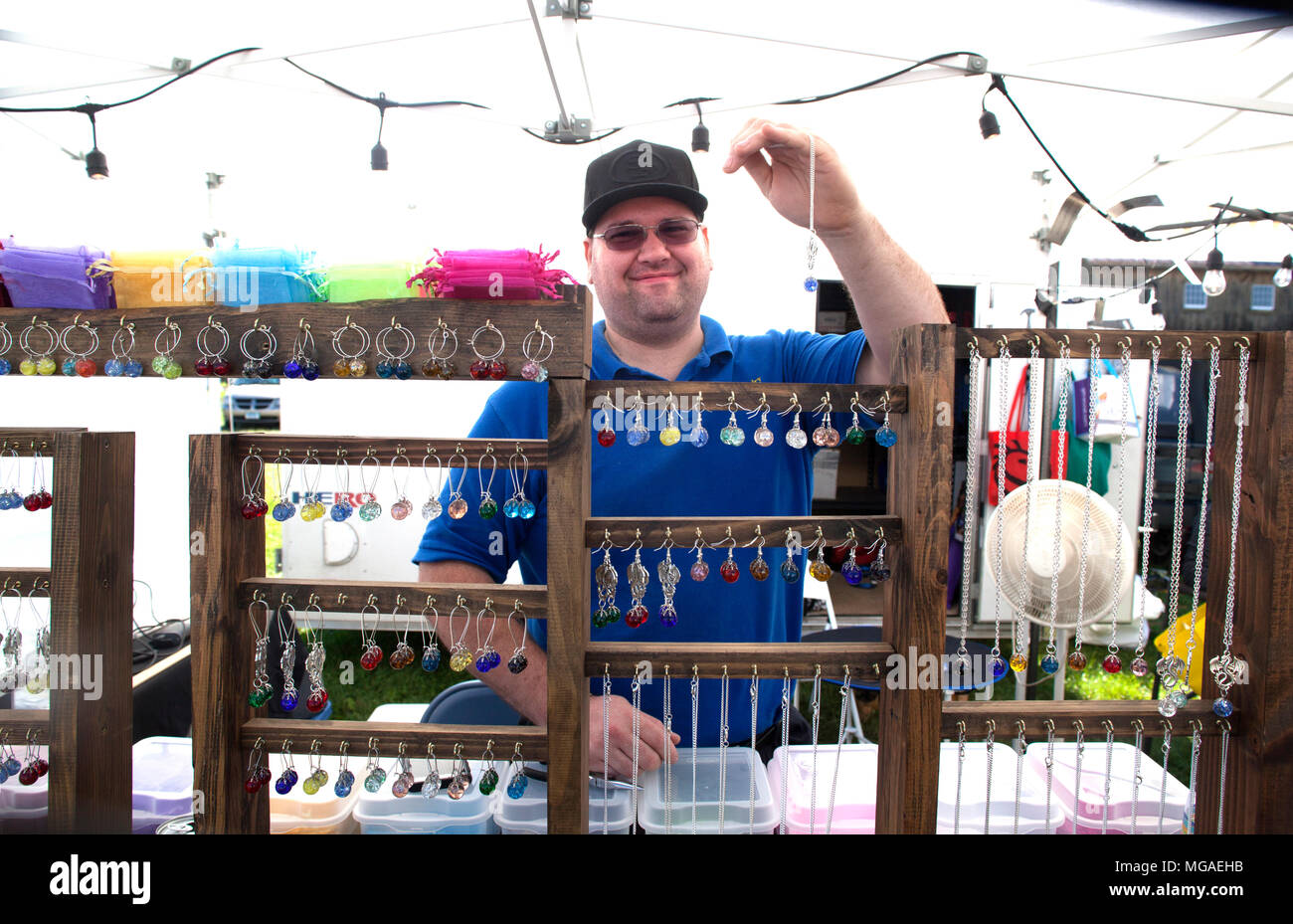 Stolz Small Business Owner seine handgefertigten Schmuck Anzeige auf lokaler Art Show Stockfoto