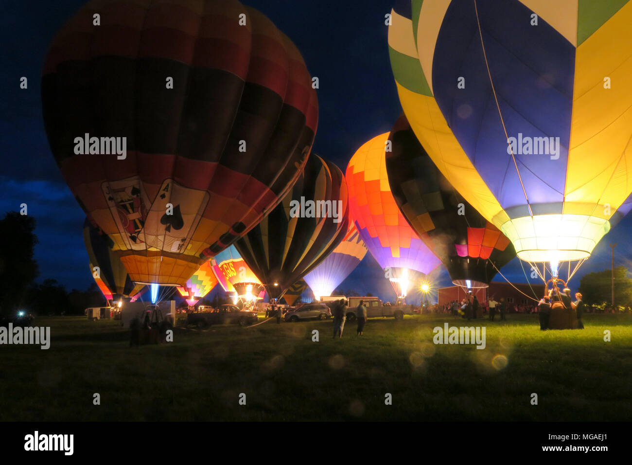 Hot Air Balloon glow mit Flammen an einem Connecticut Balloon Festival Abend ballon Glühen Stockfoto