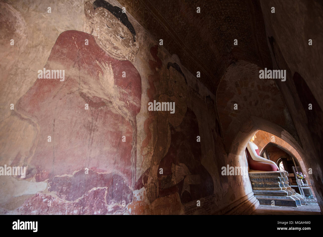 Detail der Fresken und ein sitzender Buddha in der "ulamani Tempel'. Minnanthu Dorf, südwestlich von Bagan, Myanmar (Birma). Stockfoto