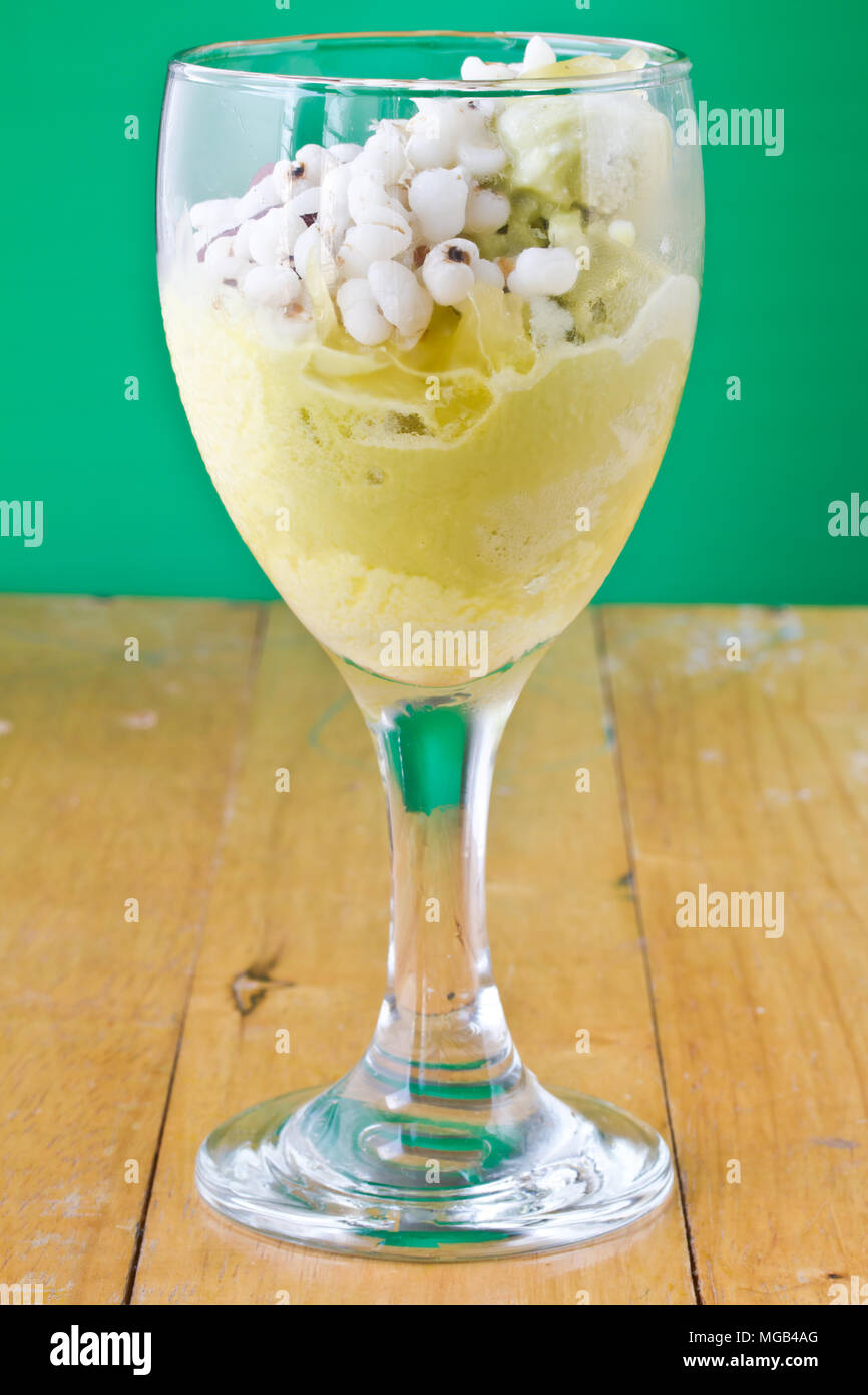 Grüner Tee und durian Eis in Glas auf hölzernen Tisch Stockfoto