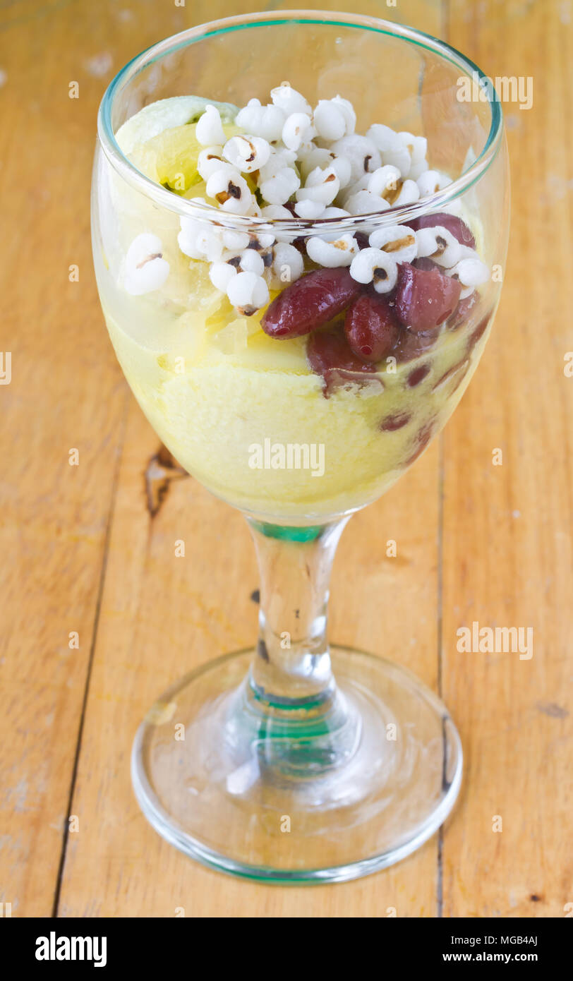 Grüner Tee und durian Eis in Glas auf hölzernen Tisch Stockfoto