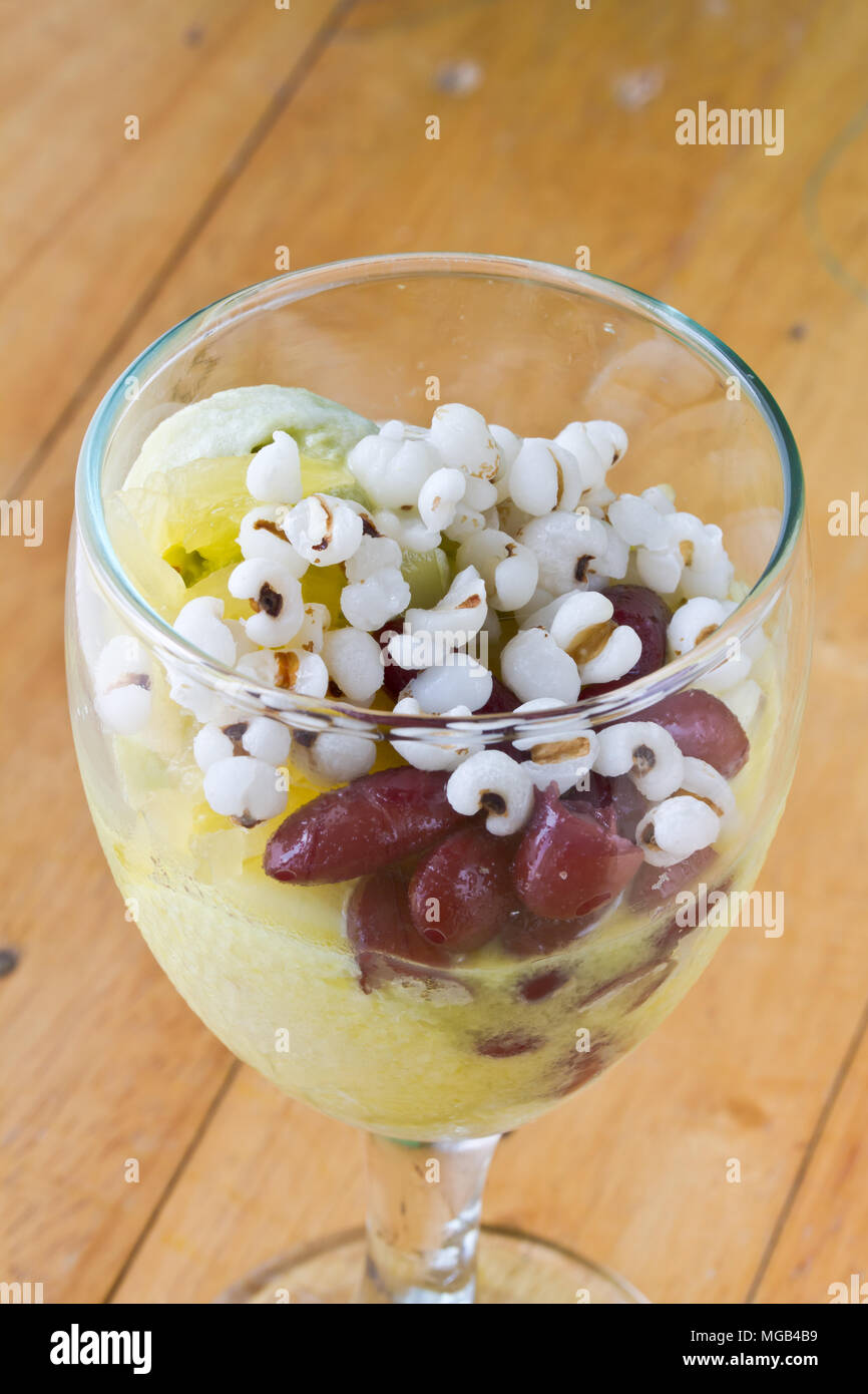 Grüner Tee und durian Eis in Glas auf hölzernen Tisch Stockfoto