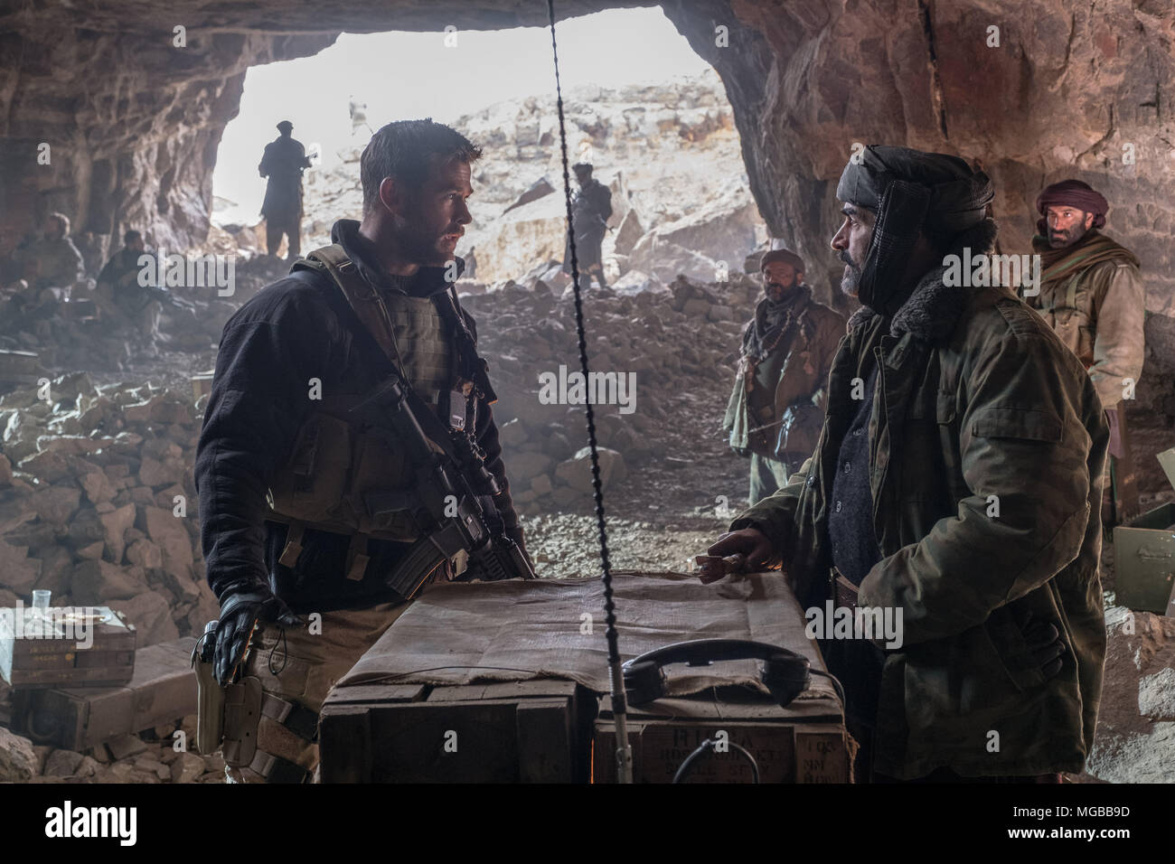 Erscheinungsdatum: Januar 19, 2018 Title: 12 Strong Studio: SUNFILM Entertainment Regie: Nicolai Fuglsig PLOT: 12 Starke erzählt die Geschichte der ersten Special Forces Team zu Afghanistan nach 9/11; unter der Leitung eines neuen Kapitän, im Team zu arbeiten mit einem afghanischen Warlord, die Taliban zu nehmen. STARRING: Chris Hemsworth, Michael Shannon, Michael Pena. (Bild: © lionsgate/Entertainment Bilder) Stockfoto