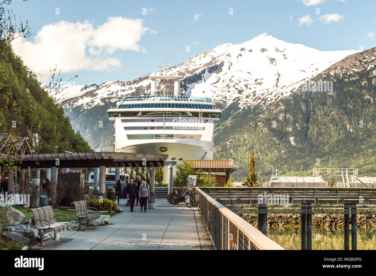 Personen Entladen von der Coral Princess, die Eigentum von Princess Cruise Lines betrieben, nachdem es im Dock in Fairbanks, Alaska gezogen. Stockfoto