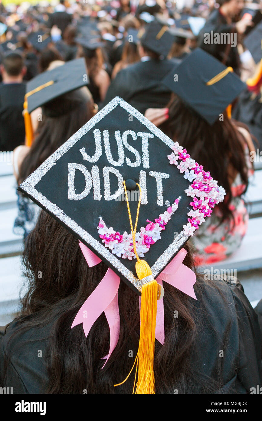 Ein weiblicher Hochschulabsolvent trägt ein mortarboard mit künstlerischen Gestaltungsarbeit, sagt' es einfach nicht, wie sie für die diplomierung am 13. Mai 2016 in Athen, GA 015. Stockfoto