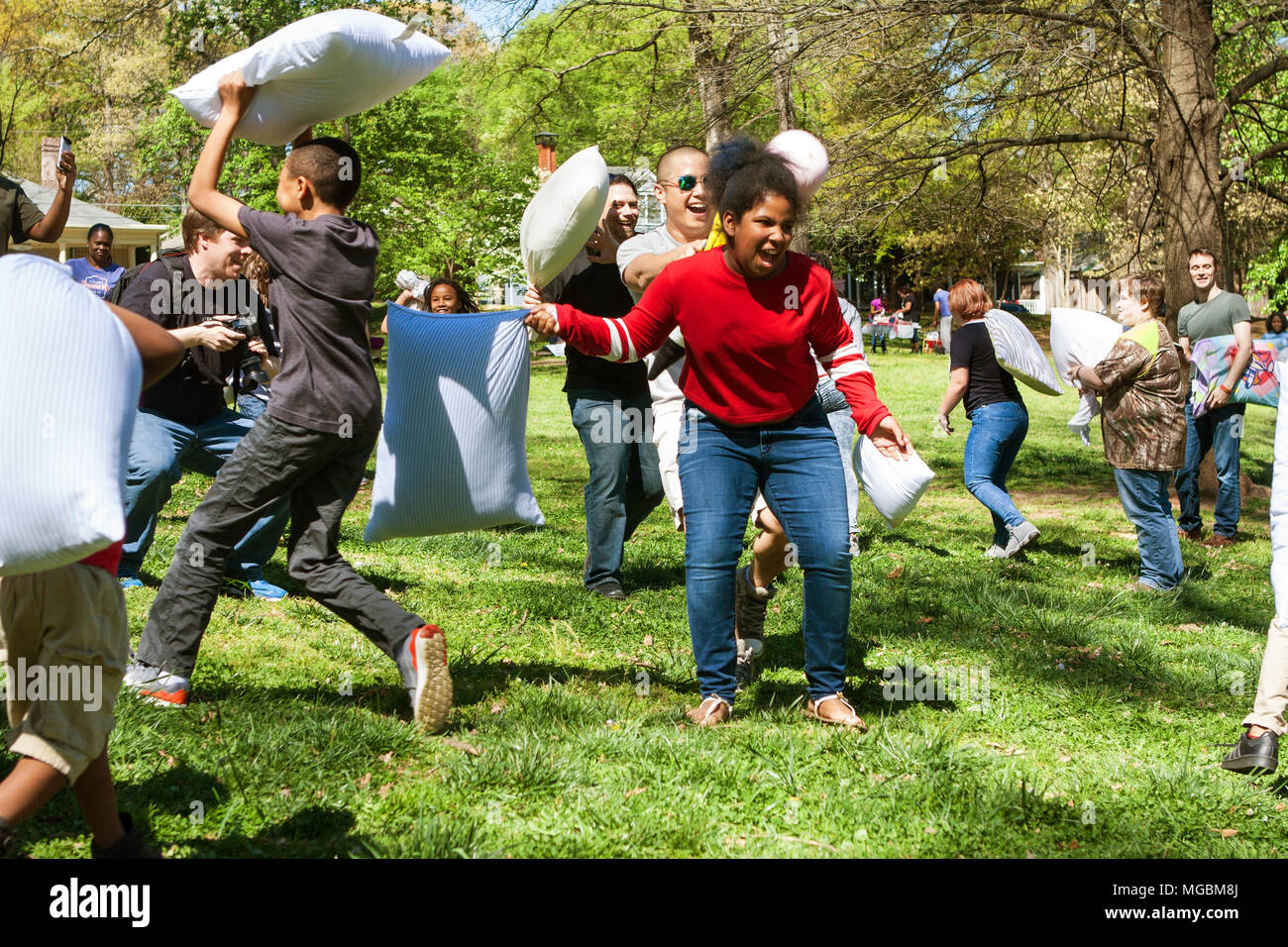 Leute haben Spaß miteinander schlagen mit Kissen auf internationalen Kissen Tag, im Grant Park am 1. April 2017 in Atlanta, GA. Stockfoto