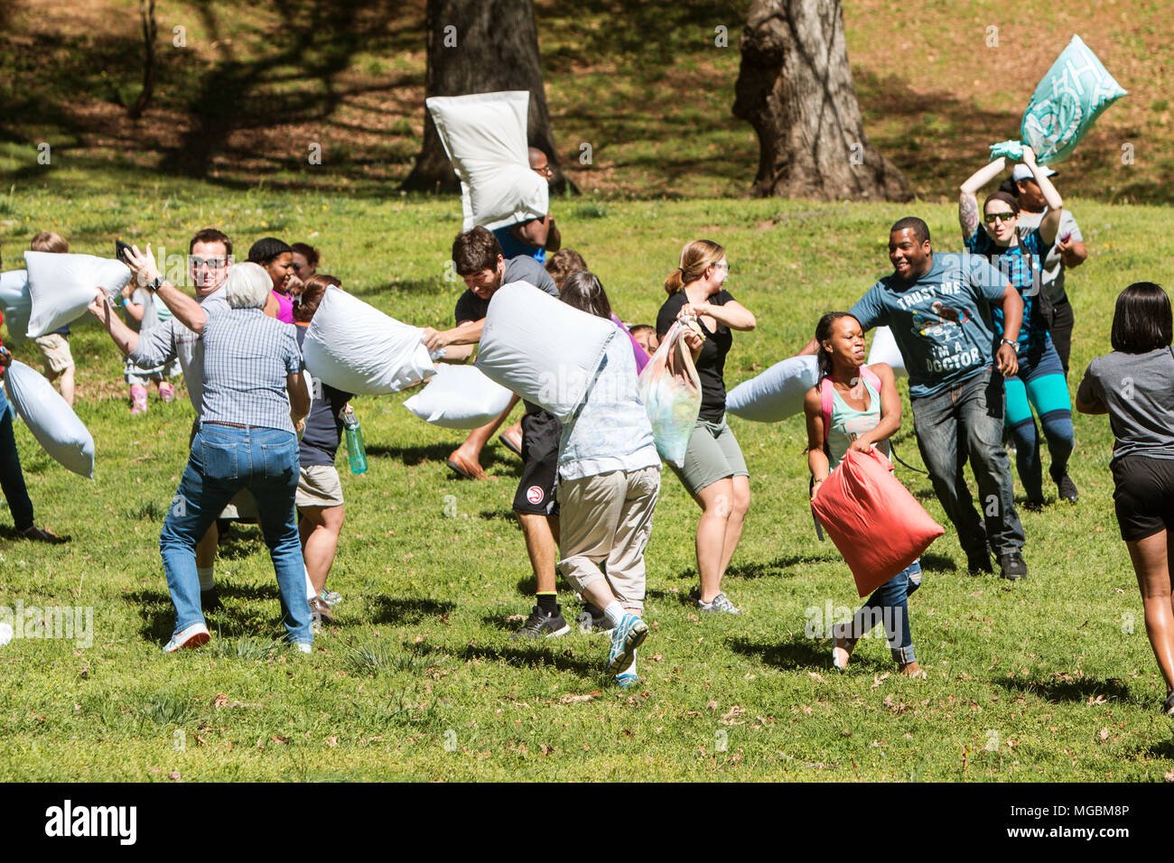 Mehrere Personen versuchen, sich gegenseitig mit Kissen auf internationalen Kissen zu schlagen, Kämpfen, im Grant Park am 1. April 2017 in Atlanta, GA. Stockfoto