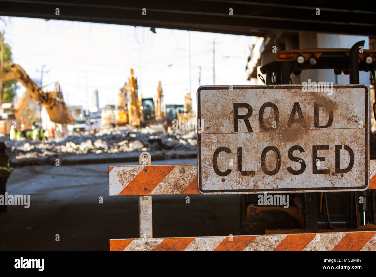 Abgenutzte Straße geschlossen Barrikade Bausteine Straße in Atlanta zusammengebrochen Interstate Bridge Baustelle. Stockfoto