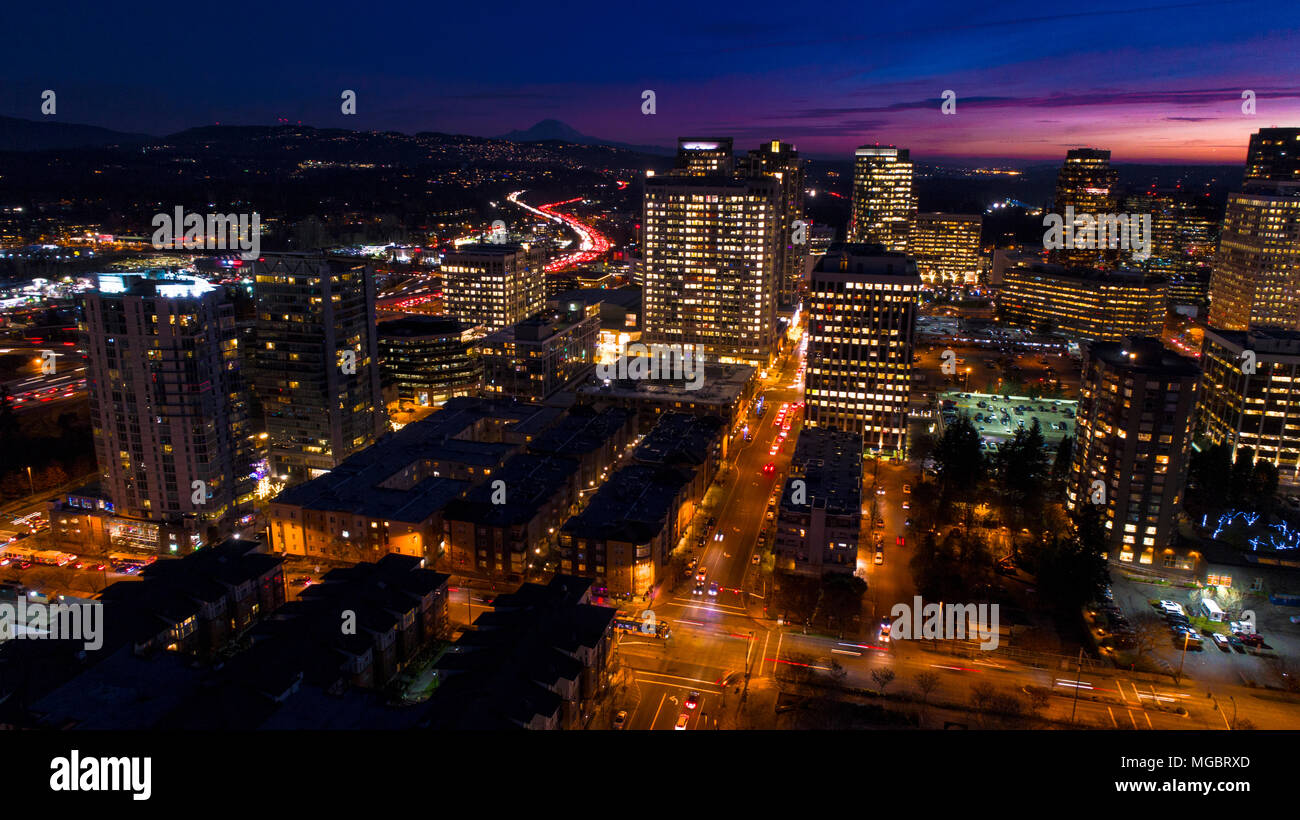 Bellevue Washington Luftbild bei Nacht Skyline der Stadt Mount Rainier Hintergrund Stockfoto