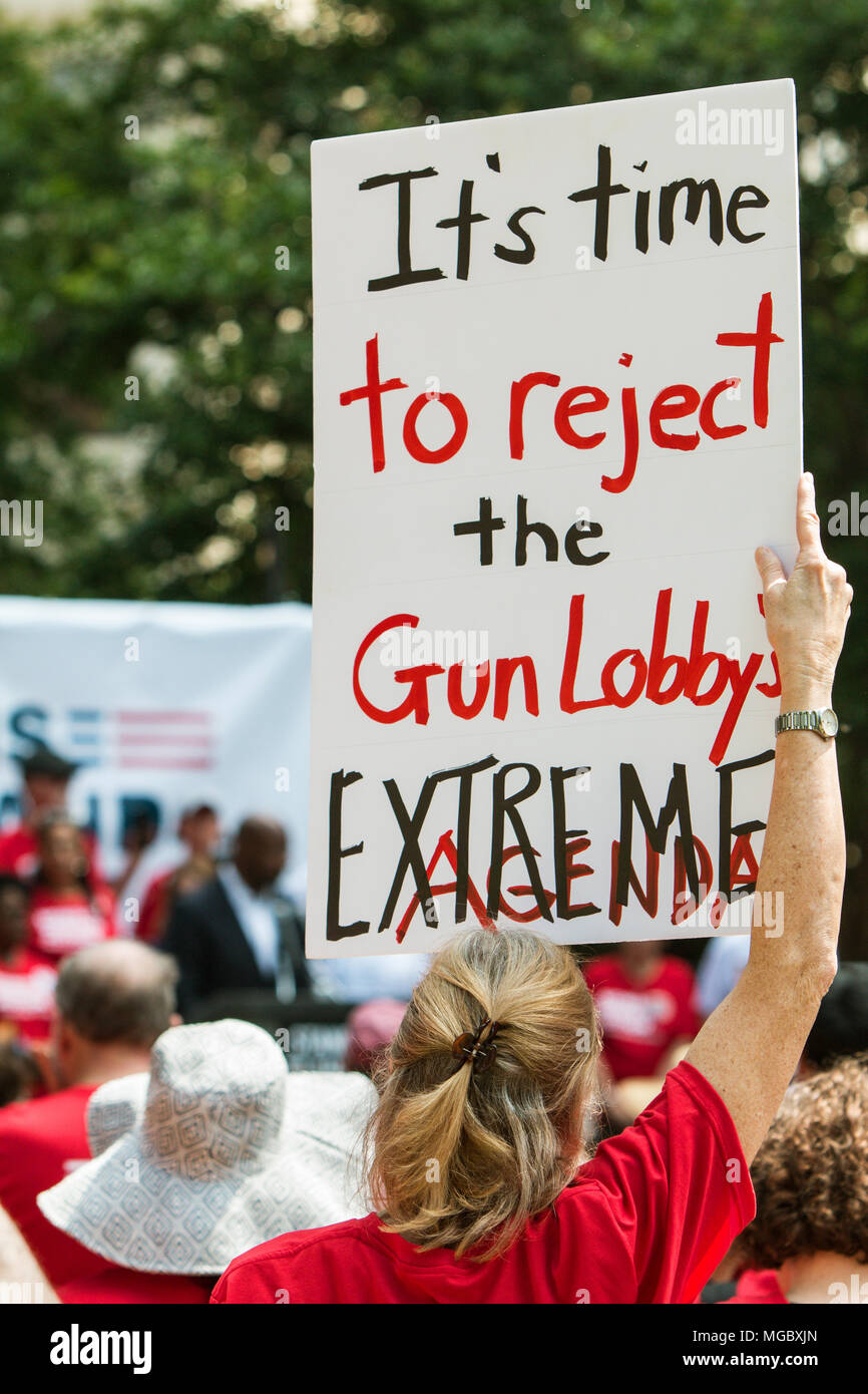 Eine Frau hält ein Schild mit der Aufschrift "Es ist an der Zeit, extreme Agenda der Waffenlobby abzulehnen, "auf eine anti-gun Rally am 29. April 2017 in Atlanta, GA. Stockfoto