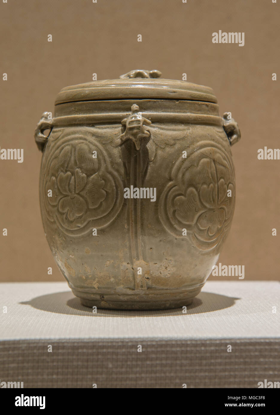 Yue ware Pfingstrose Muster celadon Glasur bedeckt Jar mit Schildkröte Knöpfe in Zhejiang in Hangzhou, China. Der Nördlichen Song Dynastie (960-1127) Stockfoto