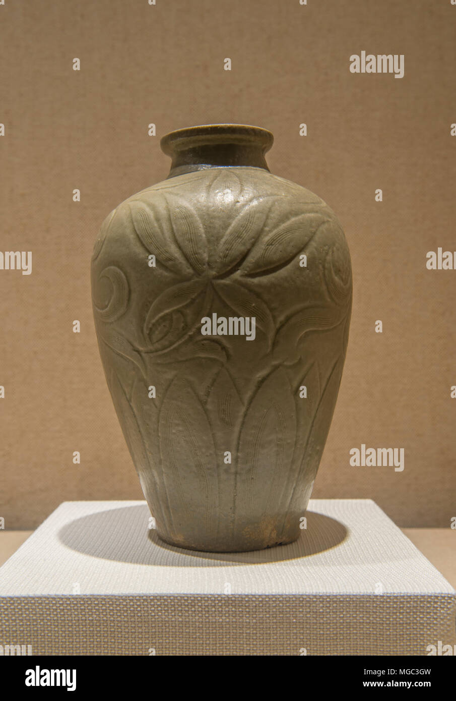 Yue ware daylily Muster celadon Glasur pulm Vase in Zhejiang in Hangzhou, China. Der Südlichen Song-Dynastie (1127 - 1279) Stockfoto