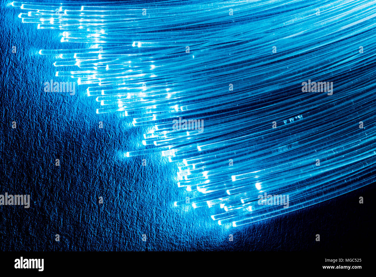 Bündel aus optischen Fasern mit Lichtern in den Enden. Blauen Hintergrund. Stockfoto