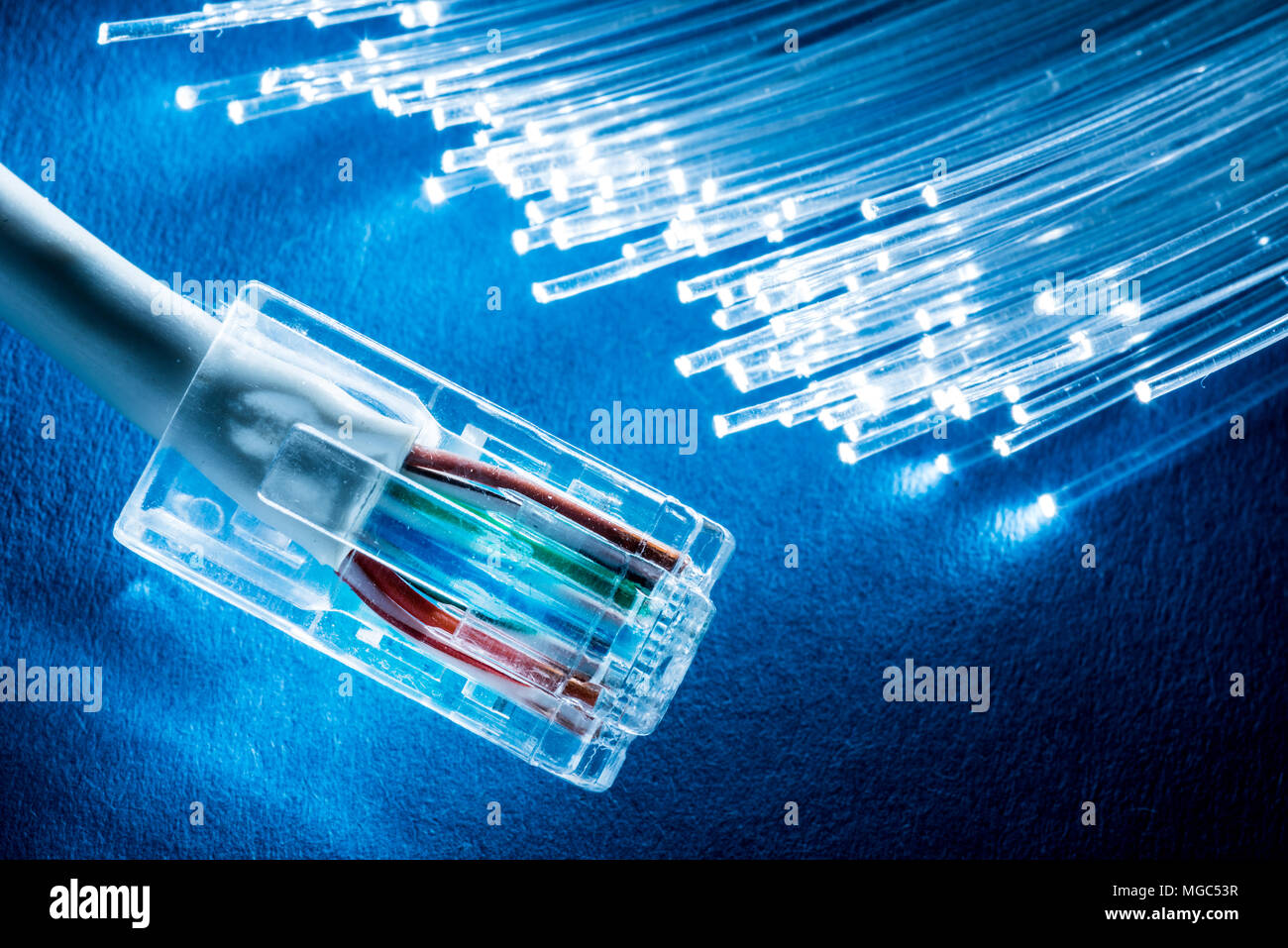 Netzwerk Kabel und Lichtwellenleiter mit Beleuchtung. Stockfoto