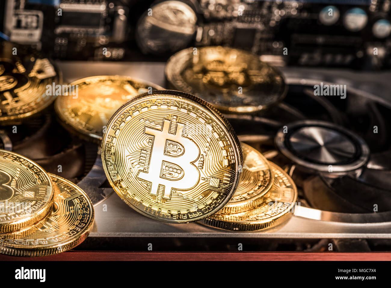 Glänzend physischen Bitcoins und Führung von Aufzeichnungen. Bergbau Farm. Stockfoto