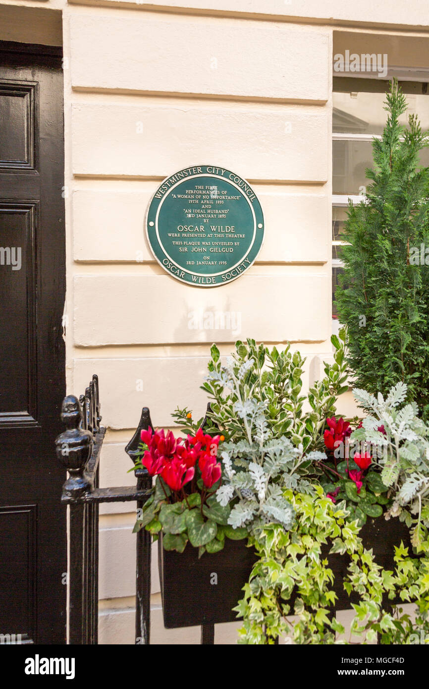 London, Großbritannien, 13. Mai 2015: ein Zeichen außerhalb des Theatre Royal Haymarket Notizen erste Aufführungen von Oscar Wilde spielt am Theater. Stockfoto