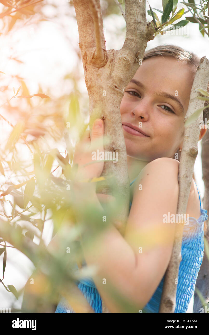 Kleines Mädchen und Olive Tree Stockfoto