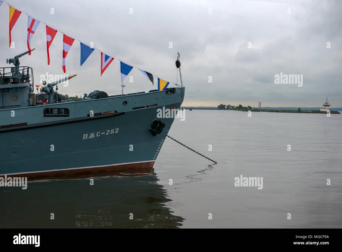 KRONSTADT, Saint Petersburg, Russland - 21. AUGUST 2017: Kriegsschiffe in Peter angedockt der Großen (Mitte) Hafen Stockfoto