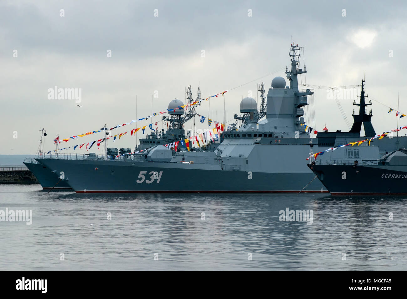 KRONSTADT, Saint Petersburg, Russland - 21. AUGUST 2017: Kriegsschiffe in Peter angedockt der Großen (Mitte) Hafen Stockfoto