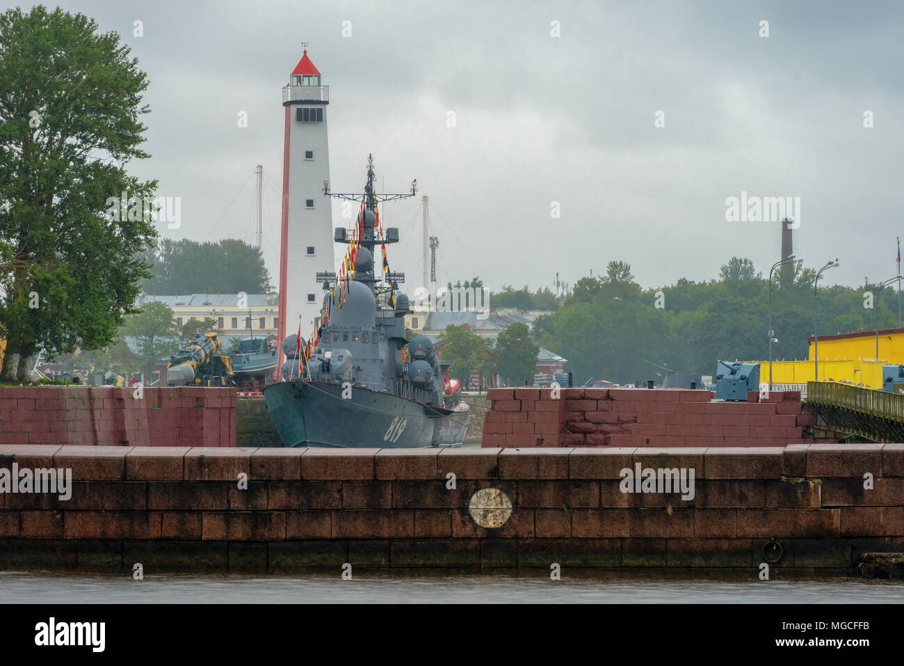 KRONSTADT, Saint Petersburg, Russland - 21. AUGUST 2017: Kriegsschiffe in Peter angedockt der Großen (Mitte) Hafen Stockfoto