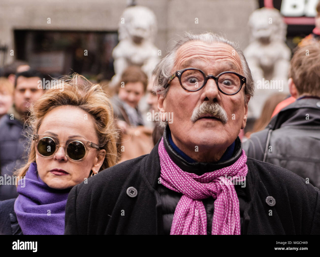 Mann mit erschrocken Ausdrücke, suchen gerade nach vorne, während des chinesischen neuen Jahre feiern in London, England, Großbritannien Stockfoto