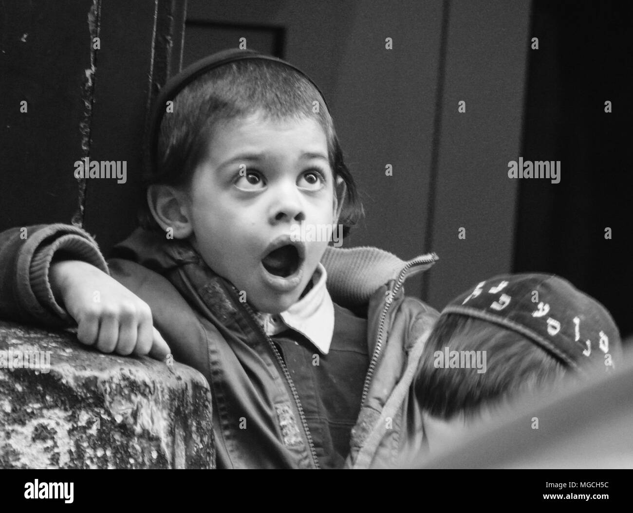 Junge Jüdische junge tragen Kippa, mit entsetzten Ausdruck, den Mund offen, Schwarz und Weiß, New York City, USA Stockfoto