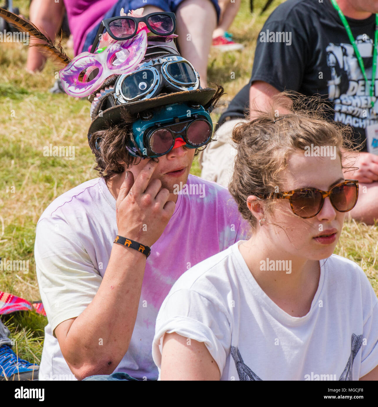 Mann, der an Musik Festival trägt Hut mit vier verschiedenen Brillen Stockfoto