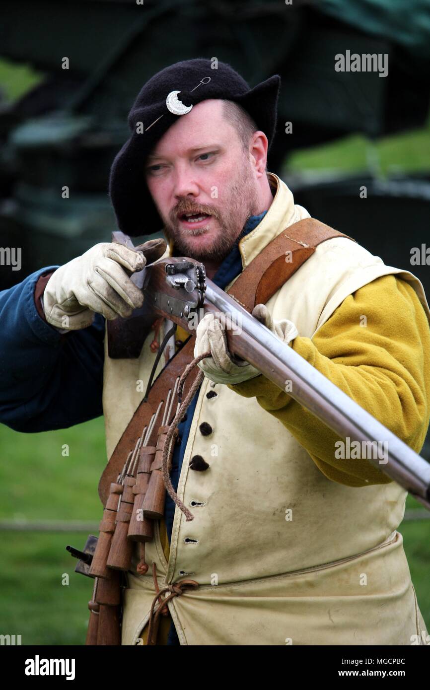 Falmouth, Cornwall, Großbritannien - 12 April 2018: Historische militärische re-Enactor gekleidet in Bleu und gelb Tudor Kleidung mit Leder- Ausstattung, die ein Stockfoto