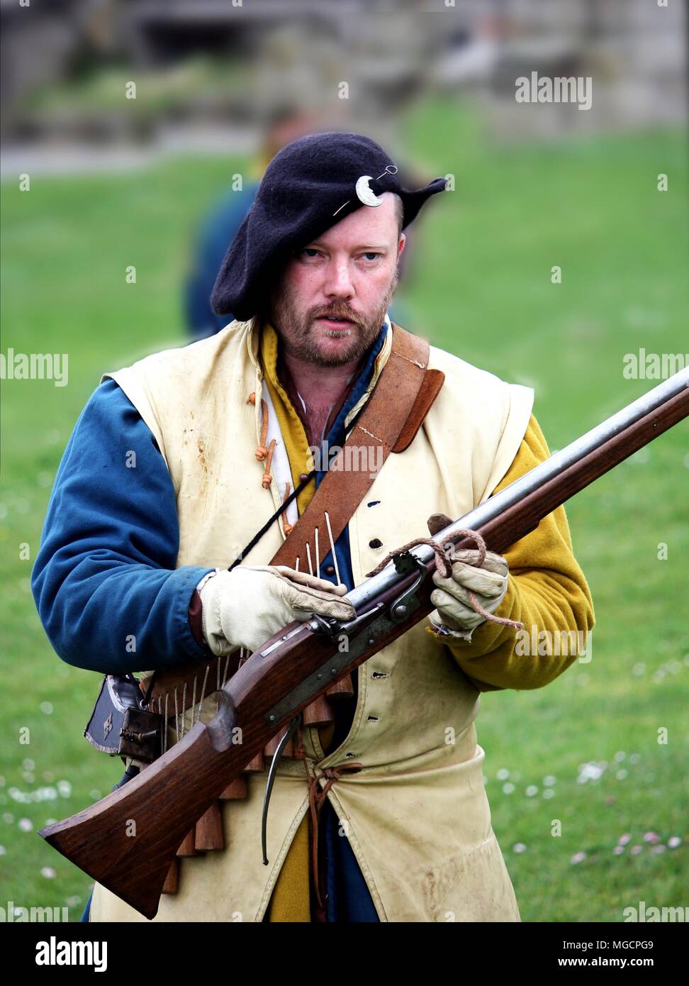 Falmouth, Cornwall, Großbritannien - 12 April 2018: Historische militärische re-Enactor gekleidet in Bleu und gelb Tudor Kleidung mit Leder- Ausstattung, die ein Stockfoto