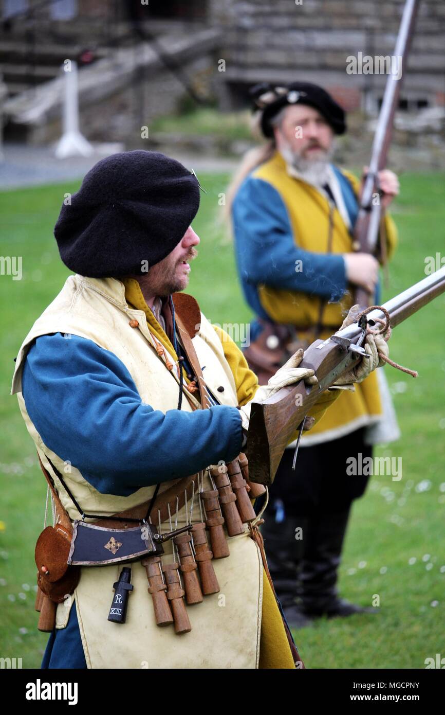 Falmouth, Cornwall, Großbritannien - 12 April 2018: Historische militärische re-Enactor gekleidet in Bleu und gelb Tudor Kleidung mit Leder- Ausstattung, die ein Stockfoto