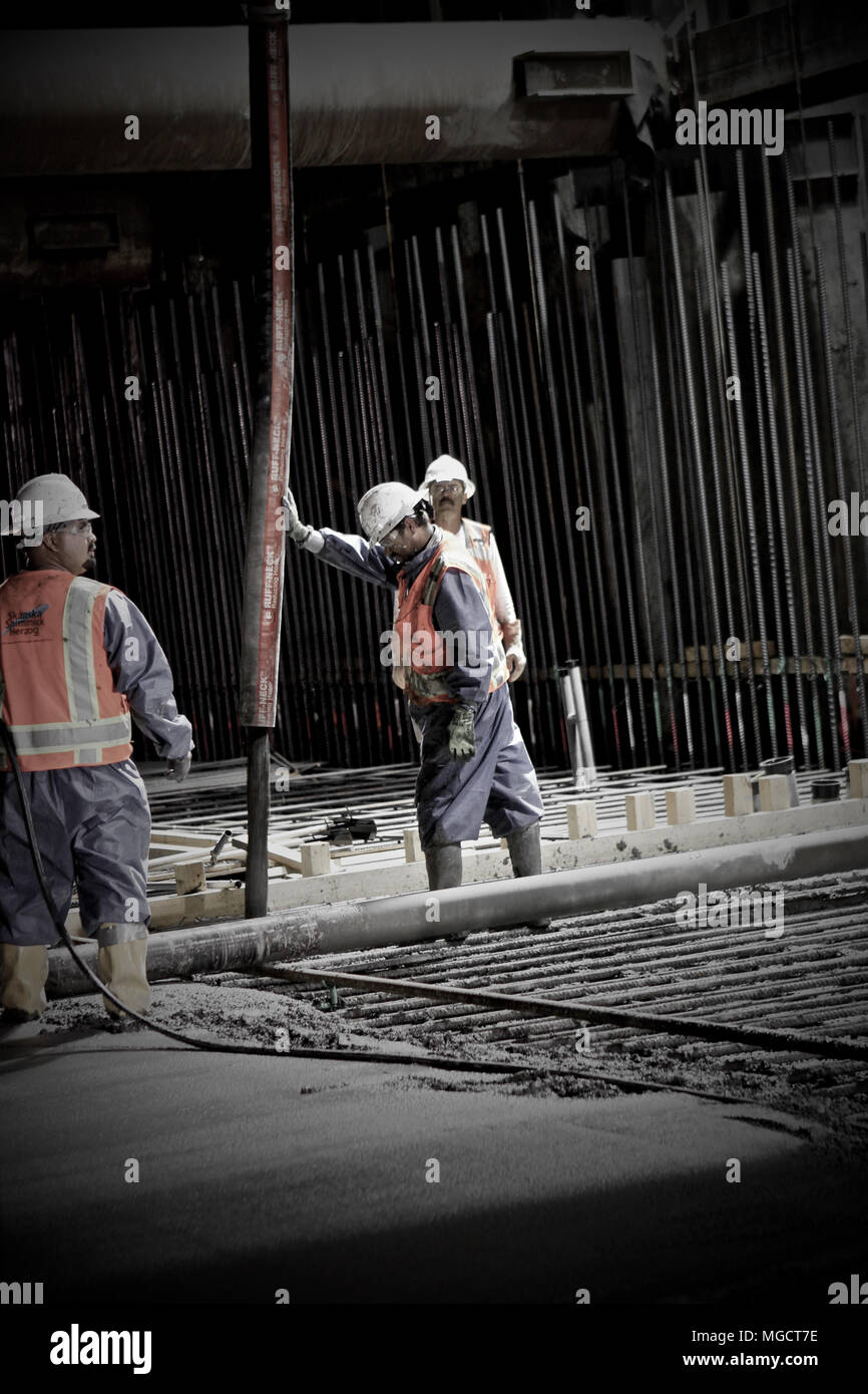 Arbeitnehmer Pumpen und das Setzen von Beton in der Montague Graben auf der BART ins Silicon Valley Berryessa Erweiterung Projekt in Milpitas, Kalifornien Stockfoto