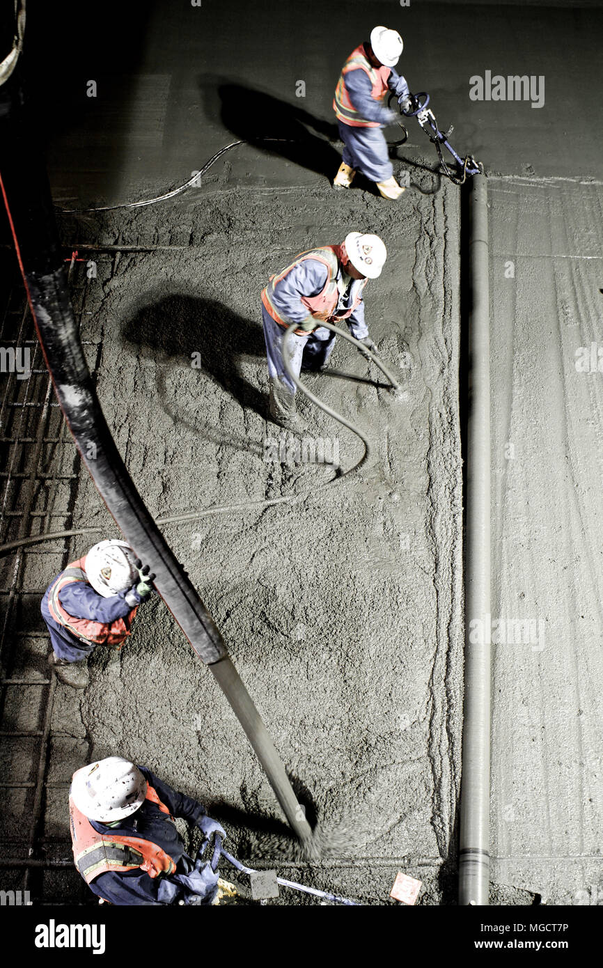 Die Arbeiter abziehen und schlichten Beton in der Montague Graben auf der BART ins Silicon Valley Berryessa Erweiterung Projekt in Milpitas, Kalifornien Stockfoto