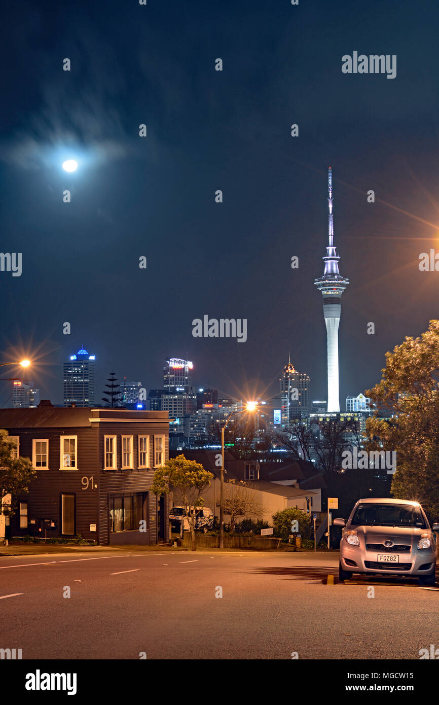 Die Stadt Auckland Sky Tower bei Nacht von College Hill Stockfoto