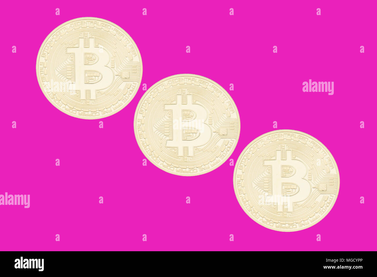 Cryptocurrency physischen Golden bitcoin Münze. Bitcoin, goldene Bitcoin, gelb Bitcoin in rosa Papier Hintergrund Stockfoto