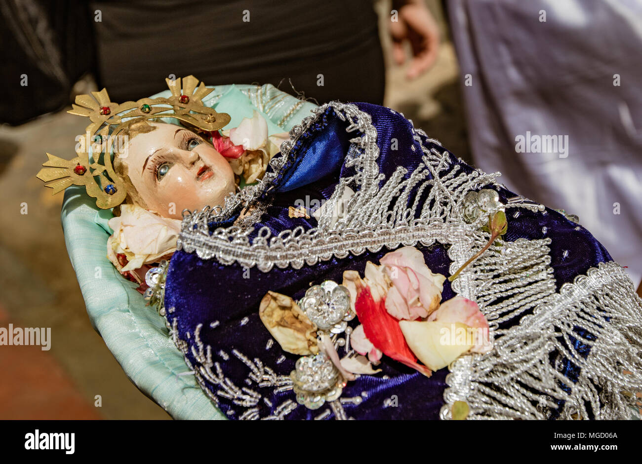 Cuenca, Ecuador, Jan 13, 2018: Jesus Puppe in Parade in Ecuador gehalten Stockfoto