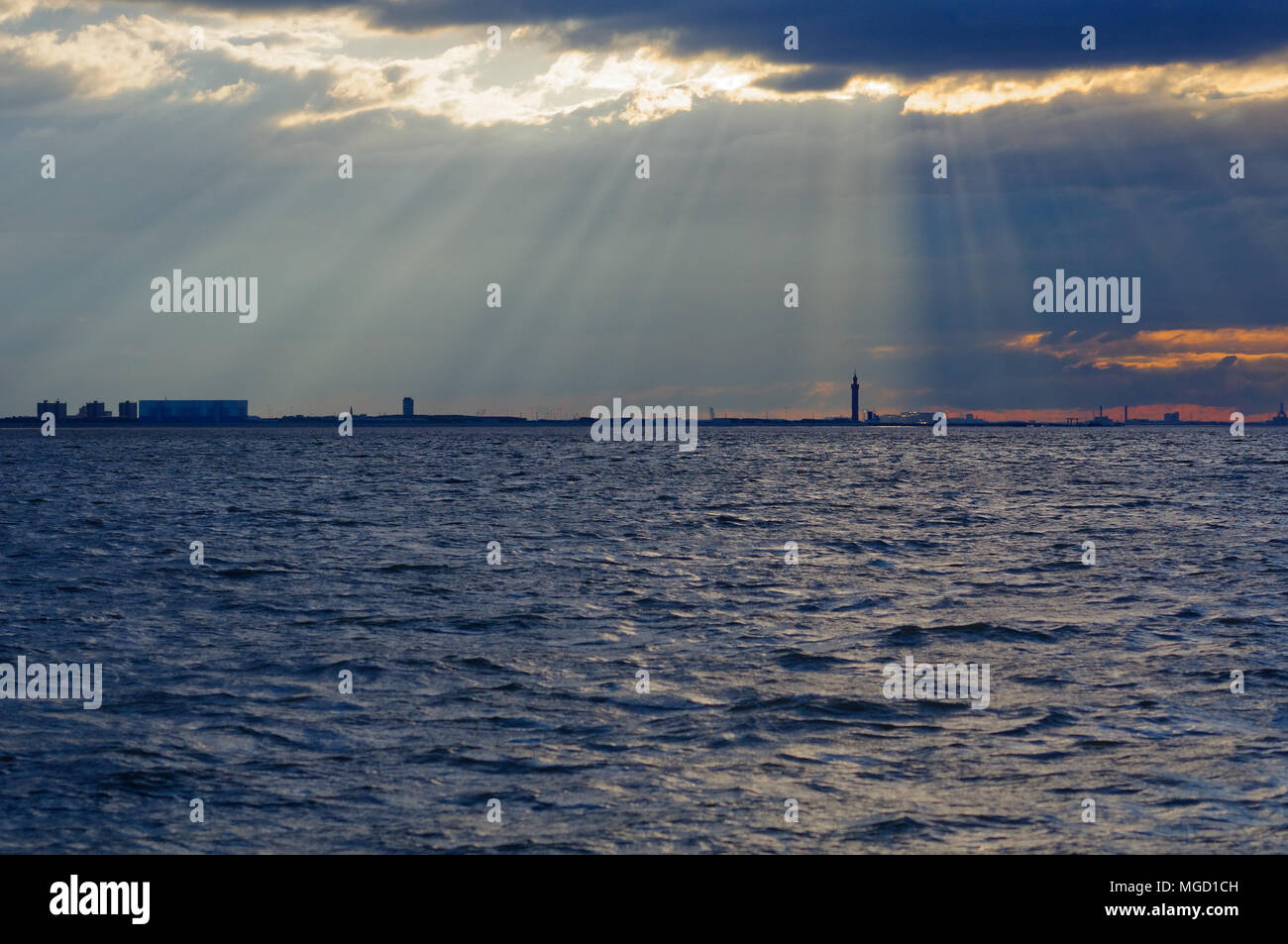 Ein Bruch in den Wolken leuchtet der Hafen von Grimsby mit Sonnenstrahlen. Stockfoto