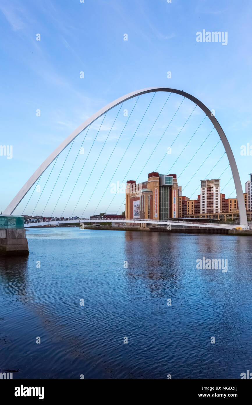 Newcastle/Großbritannien - 23. Mai 2015: Der Gateshead Millennium Bridge, eine Brücke über den Fluss Tyne in Newcastle und Gateshead. Stockfoto