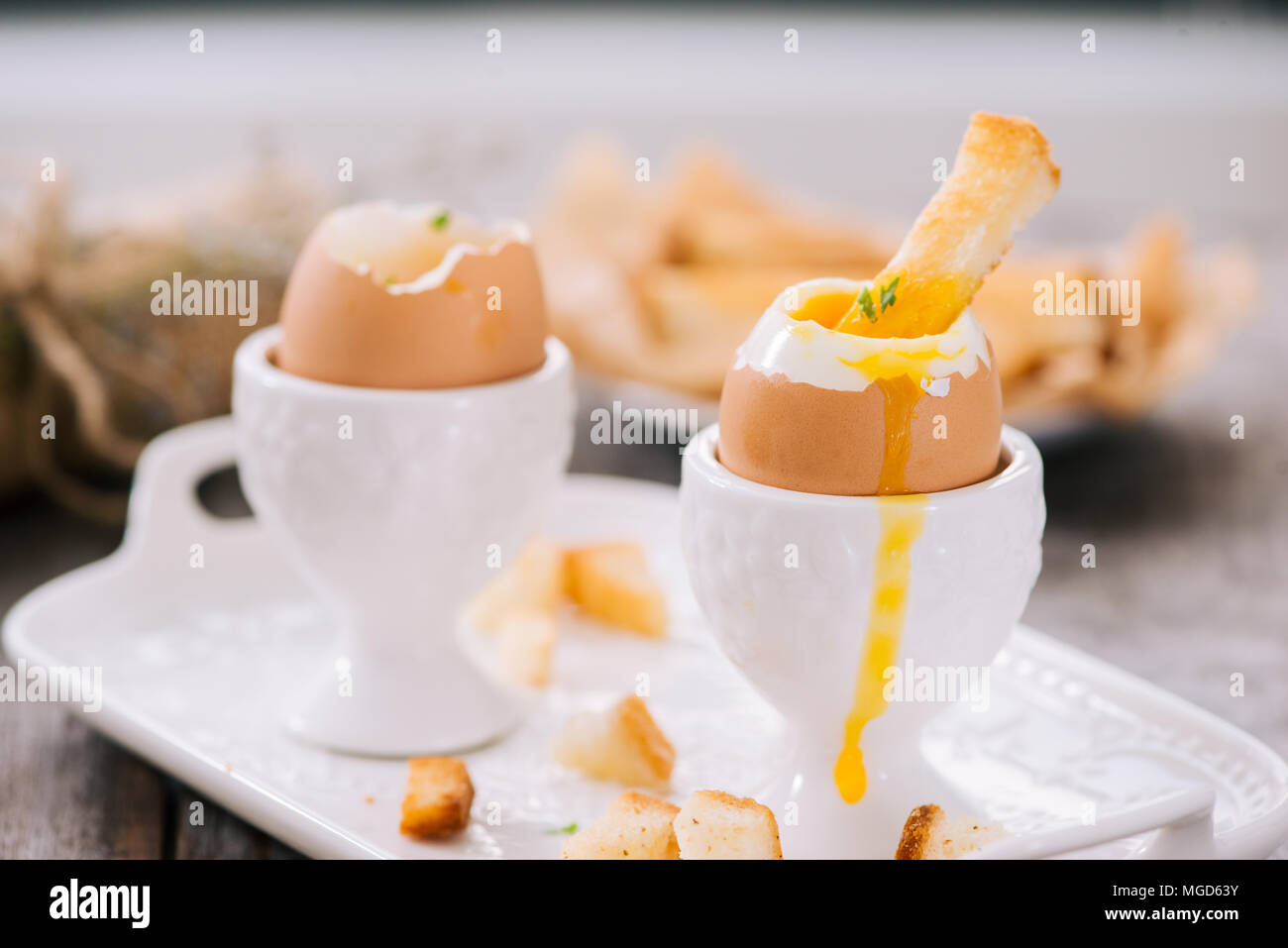 Köstliches Frühstück mit gekochten Eiern und knusprige Toasts, horizontal, Nahaufnahme Stockfoto