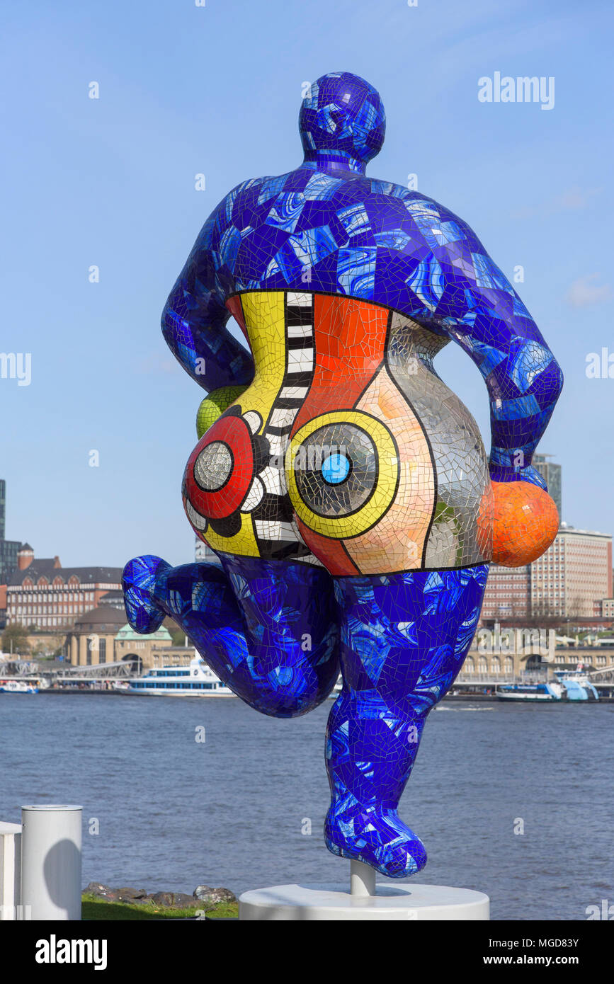 Skulptur Nana von Niki De Saint Phalle auf der Bühne Theater am Hafen, Hamburg, Deutschland Skulptur Nana von Niki De Saint Phalle auf der Bühne Theater am Hafen, Hamburg, Deutschland