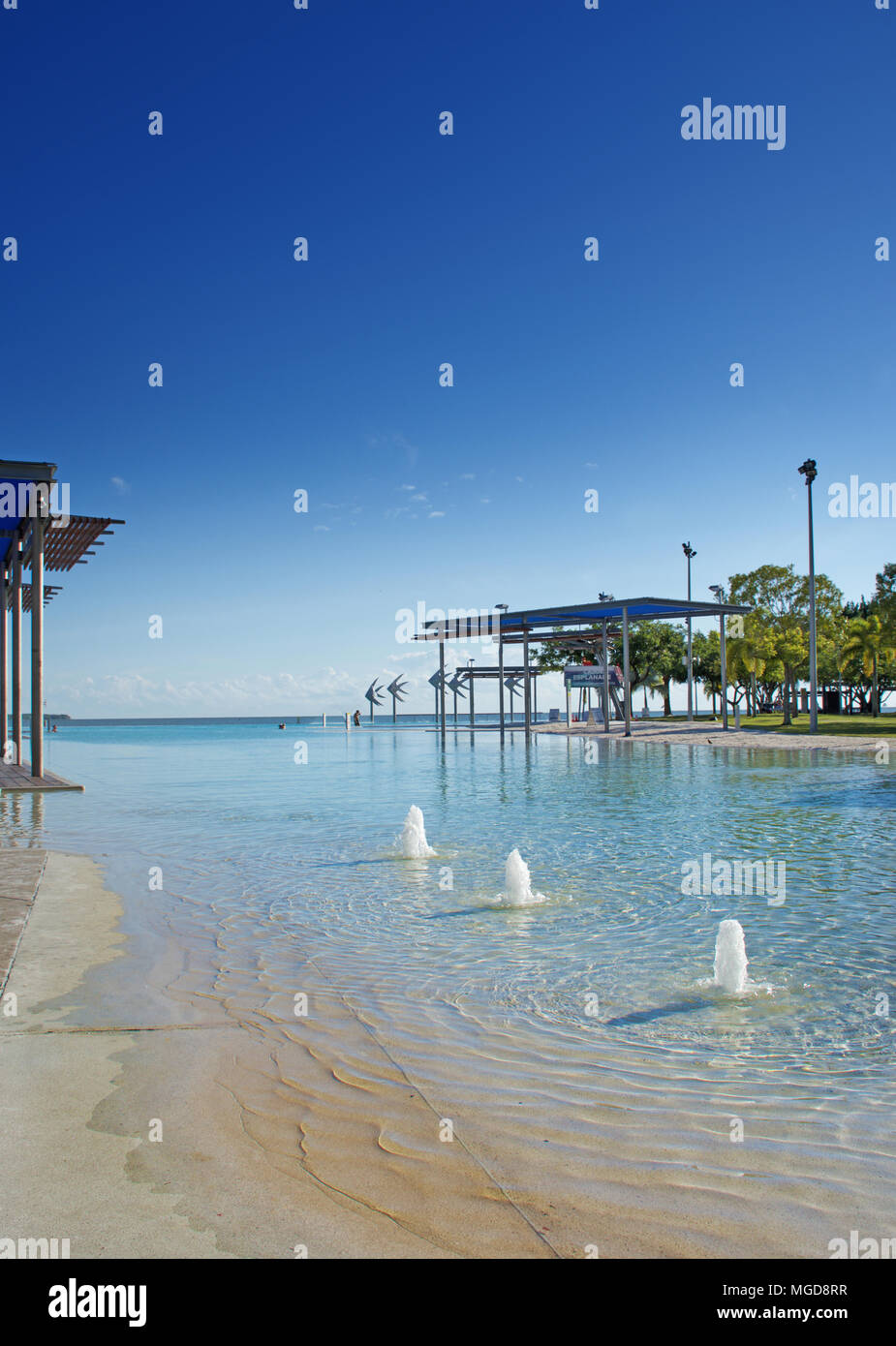 Cairns Esplanade öffentliches Schwimmbad Lagune am Rand des Great Barrier Reef in Queensland, Australien Stockfoto