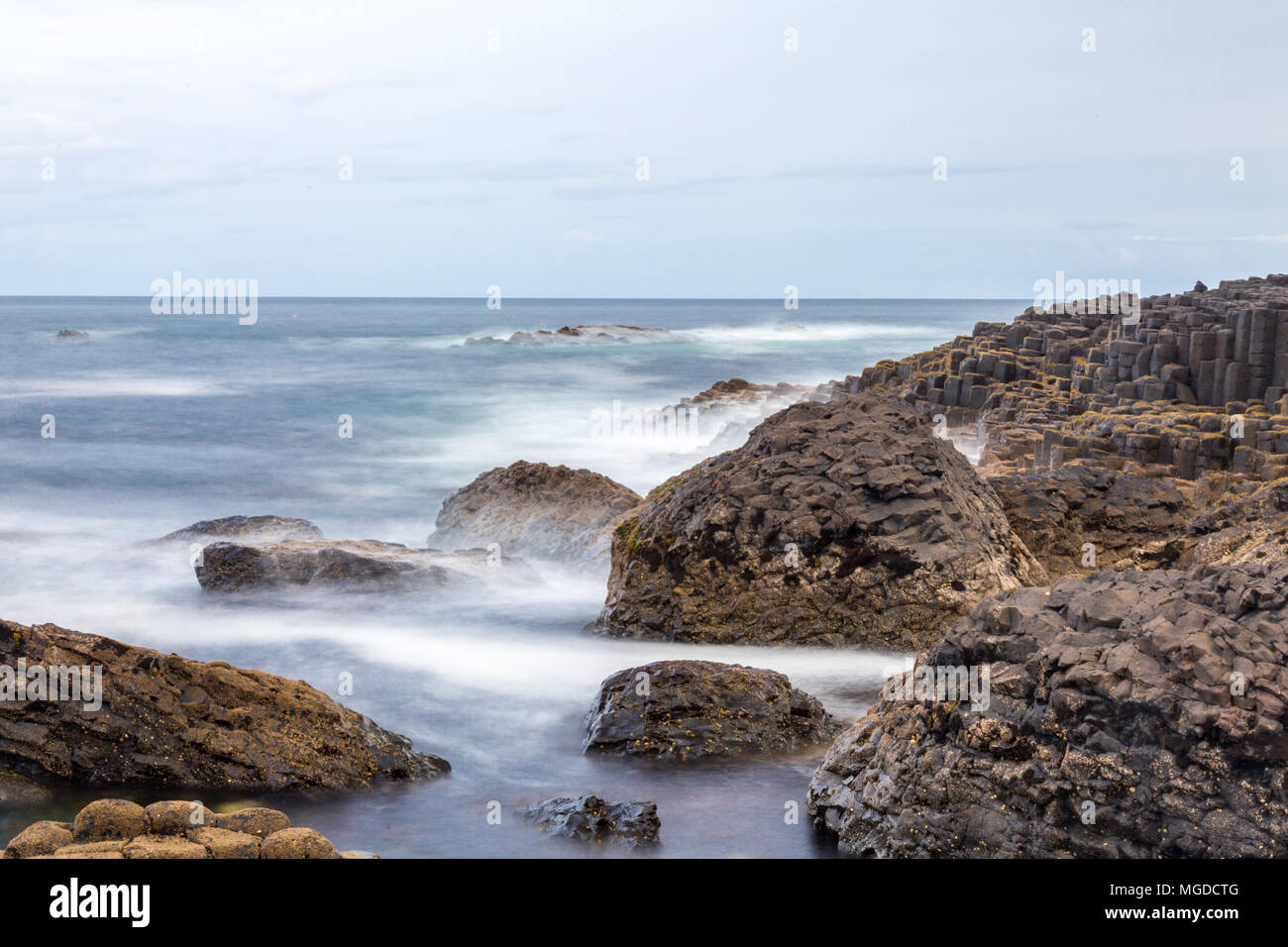 Antrim/N. Irland - 30. Mai 2015: Giant's Causeway, ein Wunder der Natur durch vulkanische, Sechskant basalt Rock ins Meer fließt. Antrim. Stockfoto