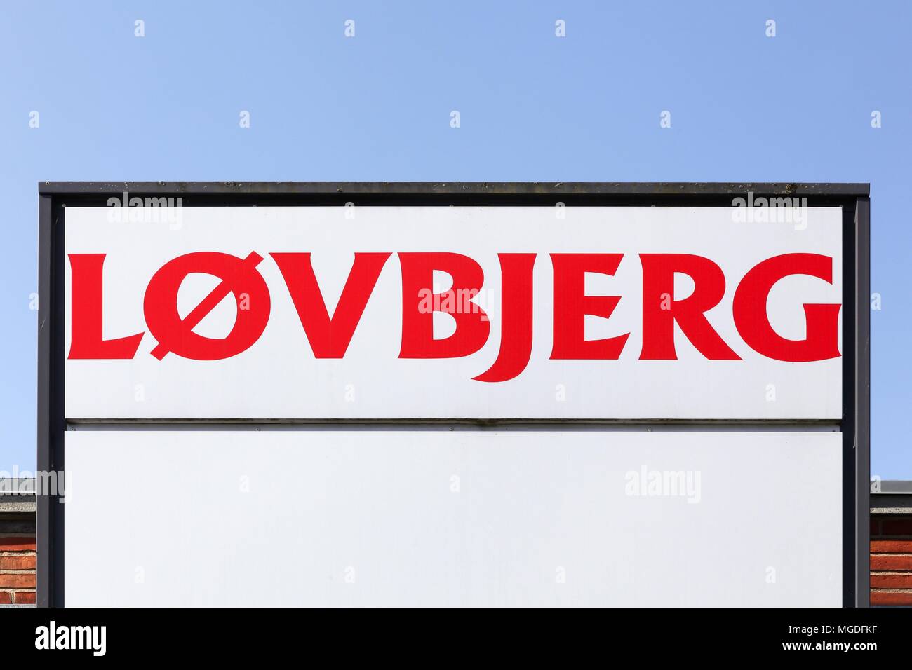 Odder, Dänemark - 20 April, 2018: Lovbjerg Logo auf eine Wand. Lovbjerg ist eine Dänische Supermarktkette mit 16 Filialen in Dänemark Stockfoto