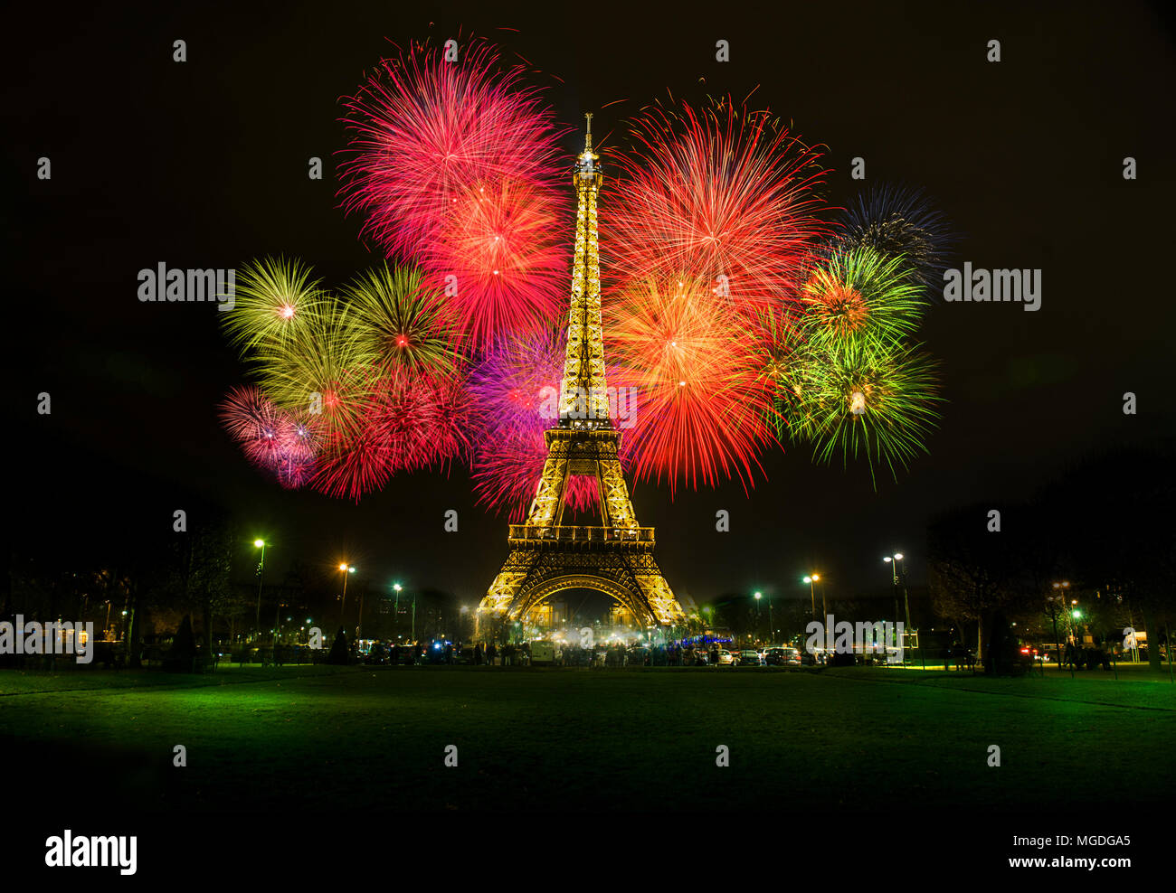 PARIS, Frankreich - 1. Januar 2016: Eiffel-Turm-Light-Leistung, beleuchtet zeigen. Stockfoto