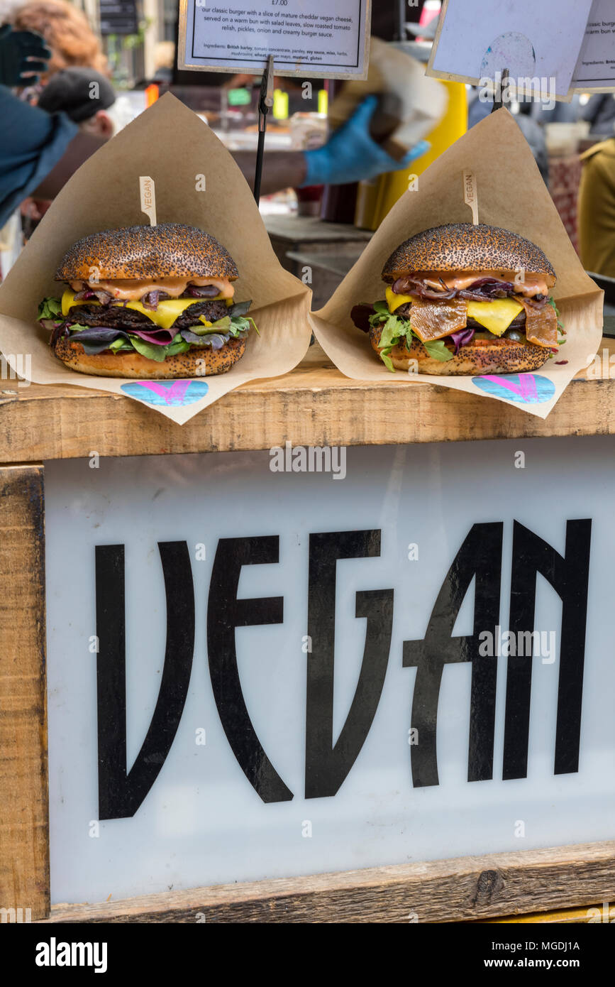 Vegane und vegetarische Burger und Lebensmittel zum Verkauf an Borough Market in Central London. veganen Lebensmitteln und Fleisch sich Optionen für gesunde Ernährung. Stockfoto