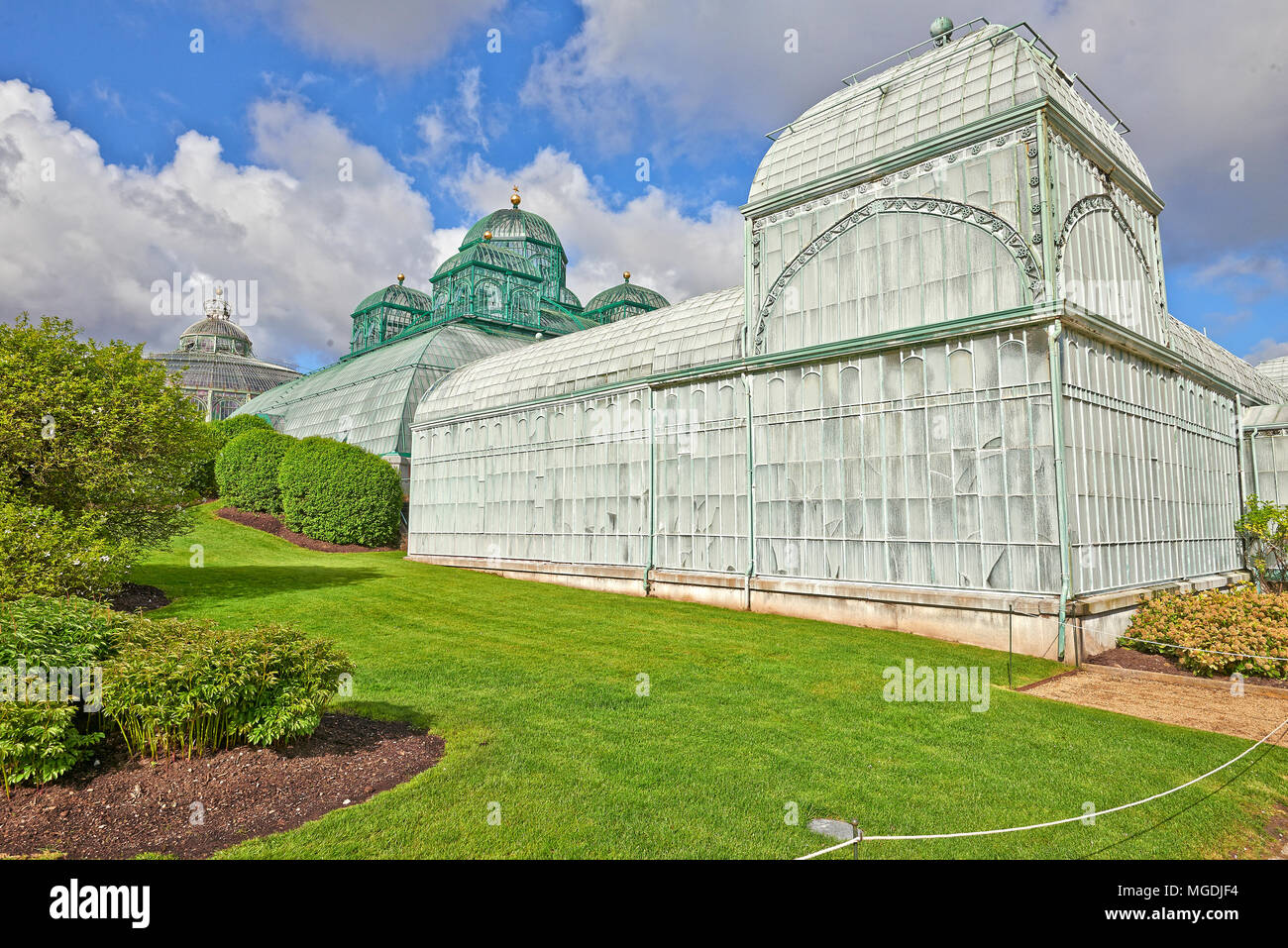 Brüssel, Belgien, 26. April 2018: Die Königlichen Gewächshäuser von Laeken. Ein großer Komplex von monumentalen geheizte Gewächshäuser im Park des Königlichen Palast von Stockfoto