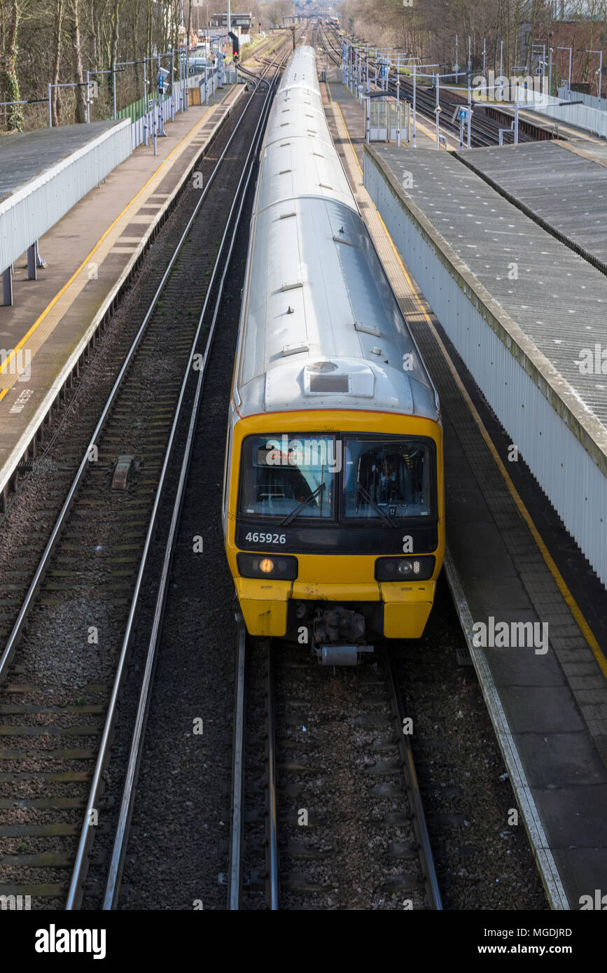 Ein South Eastern Railway govia Thameslink Zug nähert sich die Station und Plattformen bei hither Green Bahnhof Kent. Bahn öffentliche Verkehrsmittel. Stockfoto